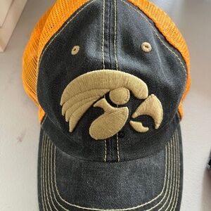 Iowa Hawkeyes Trucker Hat – Top of the World – Black & Gold Mesh Snapback